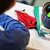 Corona-Alltagsmaske und Stiftemäppchen sind in den Schulen derzeit unverzichtbare Utensilien in Griffweite. In der Realschule ...
