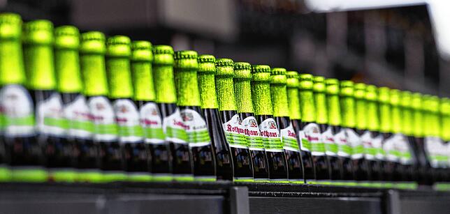 Flaschen mit Radler auf einem Förderband in der baden-württembergischen Staatsbrauerei Rothaus.