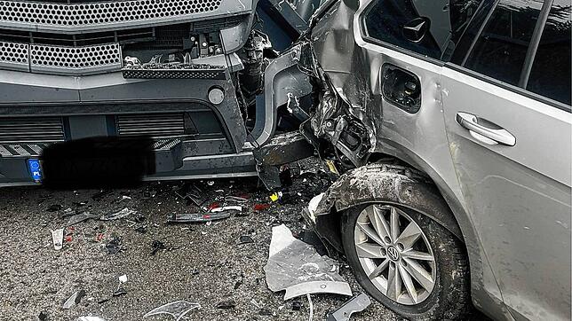 Schwerer Unfall im März auf der B27 zwischen Riedböhringen und Blumberg. Mehrere Fahrzeuge krachen ineinander, es gibt Verletzte.