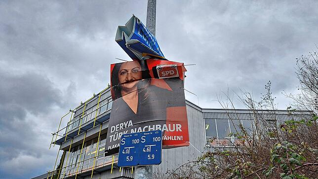 Auf der Bräunlinger Straße werden Wahlplakate von SPD und AfD demoliert.