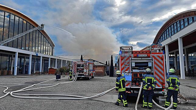 Bild 11: Feuer auf Messegelände! So dramatisch war der Einsatz der Feuerwehr in Friedrichshafen