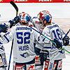 Schwenninger Torjubel nach dem 2:0 durch Maximilian Hadraschek (rechts). Die Wild Wings setzten sich in Augsburg souverän mit 5:0 durch.