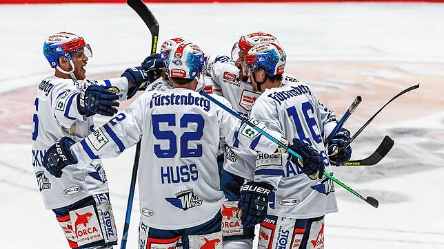Schwenninger Torjubel nach dem 2:0 durch Maximilian Hadraschek (rechts). Die Wild Wings setzten sich in Augsburg souverän mit 5:0 durch.