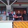 Freuen sich über den neuen Defibrillator am alten Feuerwehrhaus in Weiler (von links): Stefan Heck von &bdquo;Moos hilft&ldquo;, Markus ...