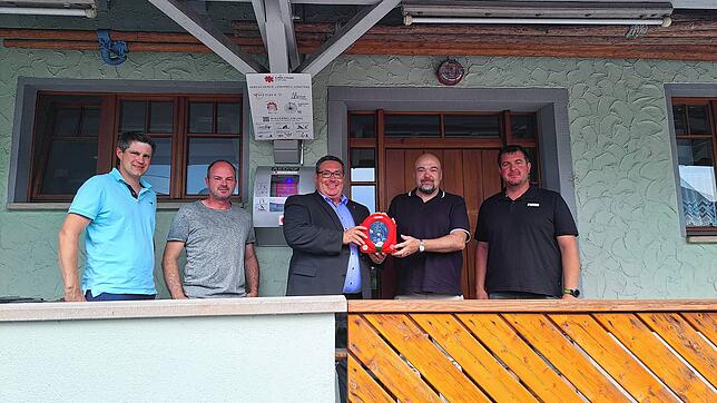 Freuen sich über den neuen Defibrillator am alten Feuerwehrhaus in Weiler (von links): Stefan Heck von &bdquo;Moos hilft&ldquo;, Markus ...