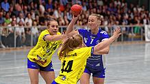 Der TuS Steißlingen (Selina Röh am Ball) musste sich dem Tabellenvierten geschlagen geben, der SV Allensbach (links Laura Strlek, vorne ...