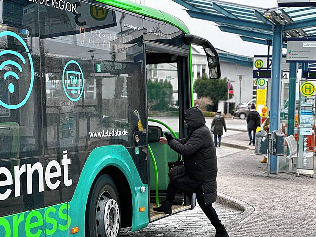 Ein Fahrgast steigt am Hafenbahnhof in den Stadtbus.