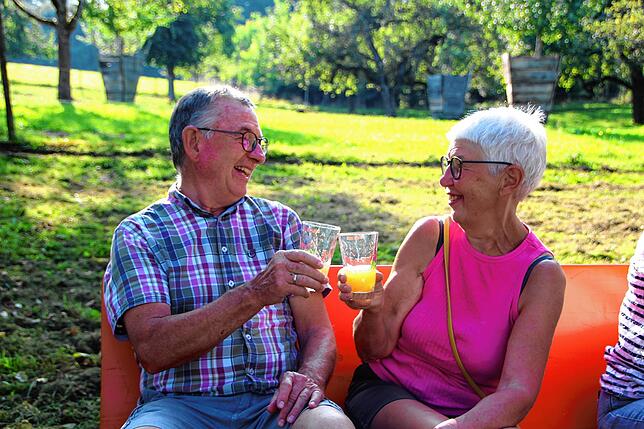 Tilman und Marianne Meckler aus Salem stoßen mit dem Apfelsaft an. Die beiden Renter helfen zur Erntezeit auf einem Hof in Salem-Beuren mit.