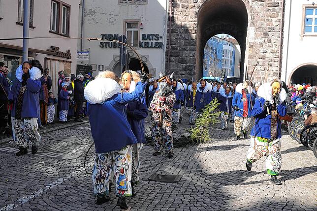 Bild 8: Villinger Maschgerelauf: Narren strömen durch die Innenstadt
