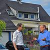 PV-Scout Martin Obermayr (links) vor Ort bei einer Beratung zum Thema Photovoltaik. Redakteur Andreas Ambrosius lässt sich von ihm ...