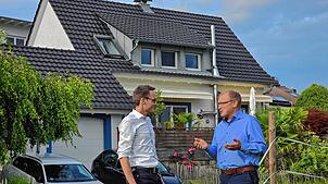 PV-Scout Martin Obermayr (links) vor Ort bei einer Beratung zum Thema Photovoltaik. Redakteur Andreas Ambrosius lässt sich von ihm ...