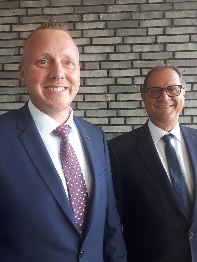 Markus Megerle, der neue Feuerwehrchef, wird pendeln, rechts neben ihm Oberbürgermeister Jürgen Roth. Ob Megerle einen Dienstwagen ...