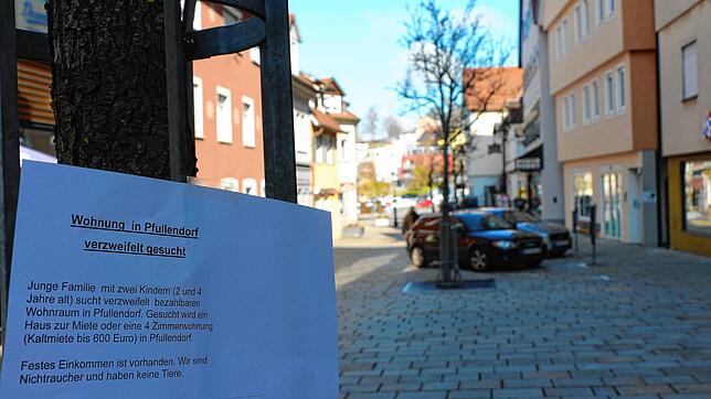 Die Wohnungsnot in Pfullendorf ist groß. Familien mit Kindern finden wenig bezahlbaren Wohnraum. Wohnungsportale, Zeitungen und ...