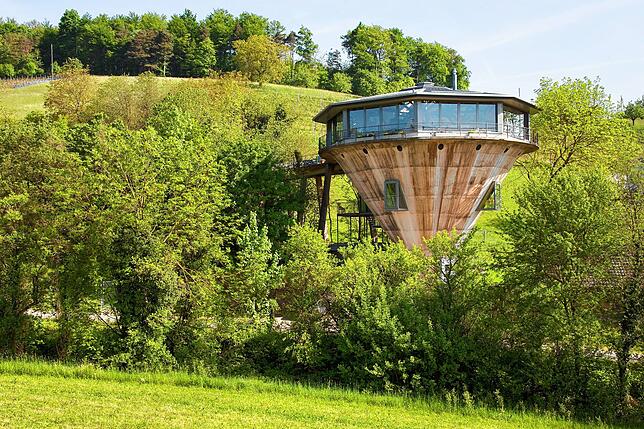 Das Bergwerksilo Herznach mitten im Grünen.