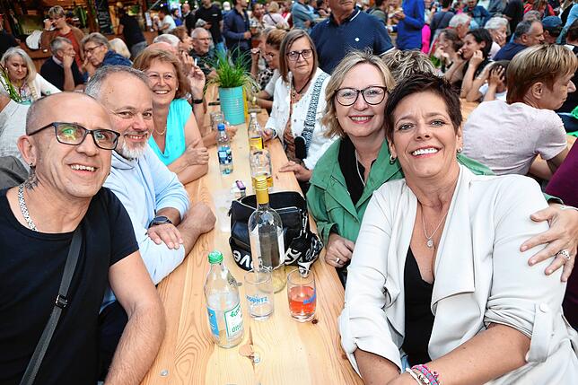 Bild 13: Die Gäste feiern beim Stadtgartenfest: Hier sind die Fotos vom ersten Abend