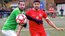 Umkämpftes Remis zwischen dem FC 07 Furtwangen (Manuel Laermann, links) und dem FC Löffingen (Benjamin Gaudig) endete 3:3. Gaudig hatte ...