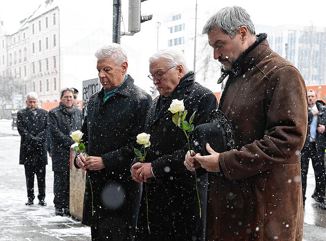 Stilles Gedenken von Markus Söder (CSU, r-l), Ministerpräsident von Bayern, Bundespräsident Frank-Walter Steinmeier und Dieter Reiter ...