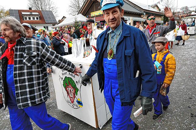 Bild 21: Fastnacht auf dem Schienerberg: Tausende feiern den Höriumzug mit kreativen Mottos