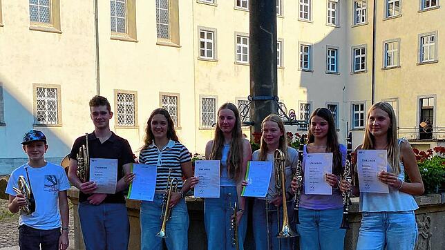 Jakob Vogelbacher, Ben Baumgartner, Leni Leber, Jana Ebner, Lena Kaiser, Romy Sasse und Lea Mennel (von links) mit Ihren Urkunden. ...