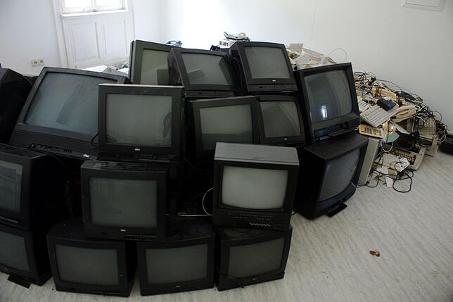 In einem Raum werden unzählige alte Fernsehgeräte und Telefone gesammelt. Bild: Sira Huwiler