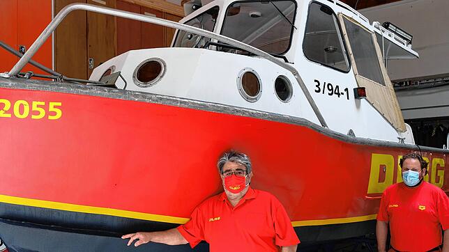 Vorsitzender Rudi Krafcsik und Einsatzleiter Jens Kaboth haben das Rettungsschiff &bdquo;Hugo Eckener&ldquo; instand setzen lassen.