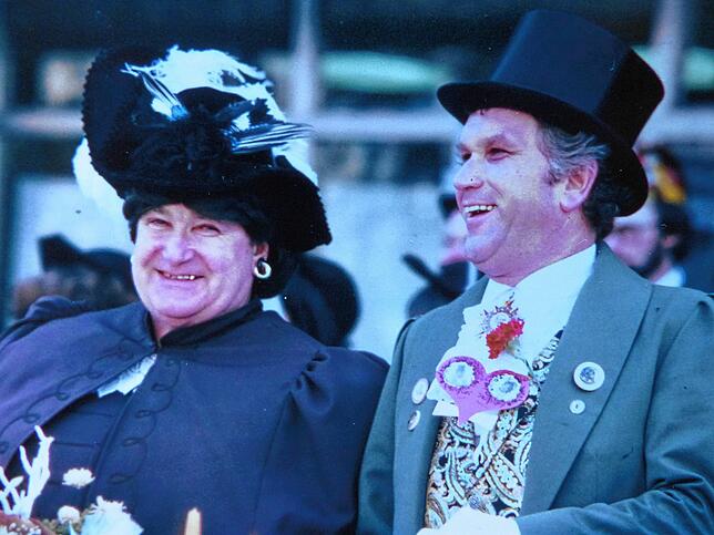 Karl Restle (links) als Narrenmutter und Hans Schleicher als Narrenvater in der Markdorfer Fasnacht.