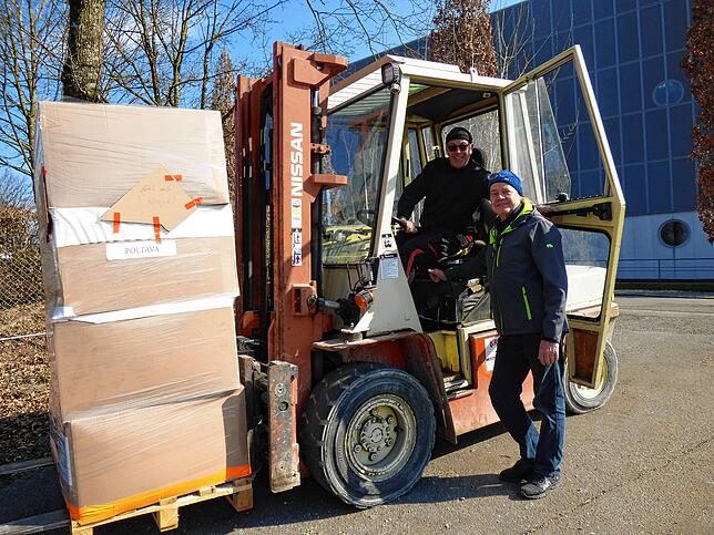 Die Markdorfer Rolf Schnekenbühl und Christian Amann (stehend) haben sich spontan entschieden, den zweiten Transporter nach Polen zu fahren.