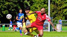 Mit 2:0 gewann der FC RW Salem (Silvio Battaglia, rechts) beim Aufsteiger BC Konstanz- Egg (Torhüter Firat Yagci).