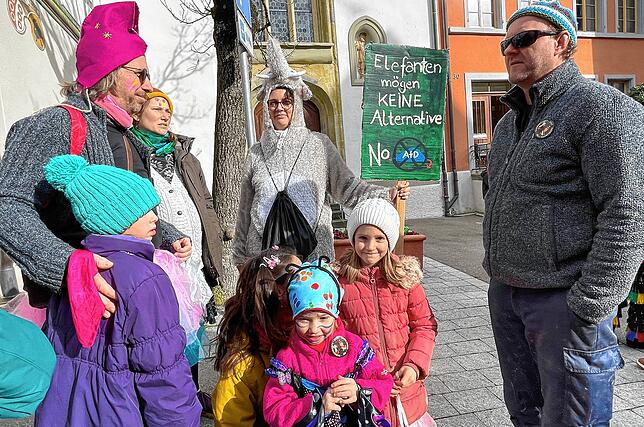 Bild 18: Tolle Stimmung beim Sonntagsumzug der Überlinger Narrenzunft &ndash; Teil 1