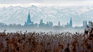 So schön kann Nebel von außen sein: Das Konstantzer Münster ragt aus dem Nebel über dem Bodensee heraus. Steckt man drin, wirkt aber ...