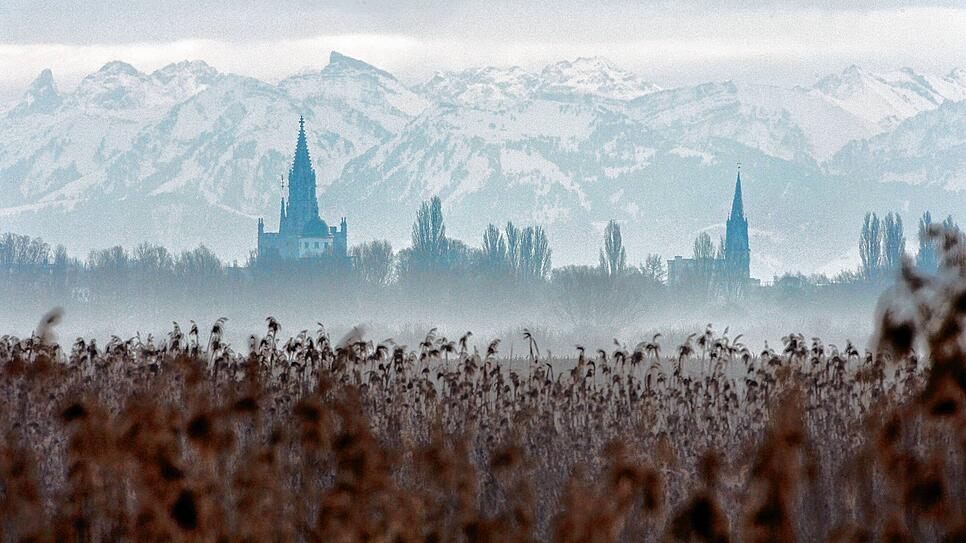 So schön kann Nebel von außen sein: Das Konstantzer Münster ragt aus dem Nebel über dem Bodensee heraus. Steckt man drin, wirkt aber ...