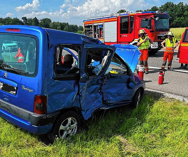 Ein PKW hat sich am 14. Juli auf der A81 bei Engen mehrfach überschlagen. Die Feuerwehr Engen sicherte die Einsatzstelle ab.