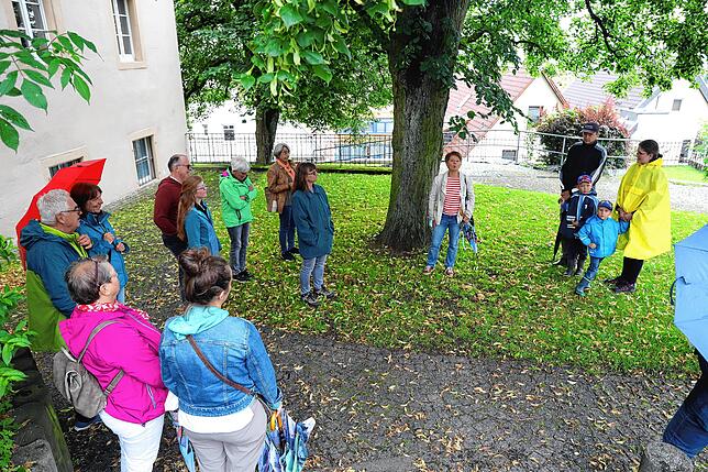 Ausgangspunkt der einstündigen Tour war das ehemalige Franziskanerinnenkloster. Sigrid Nipp (Bildmitte, rechts vom Baum) erzählte die ...