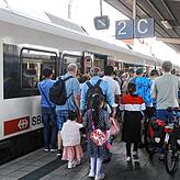Mit Kind und Kegel zum Ausflugsziel: Schon in Singen stiegen ganze Familien in den Seehas.
