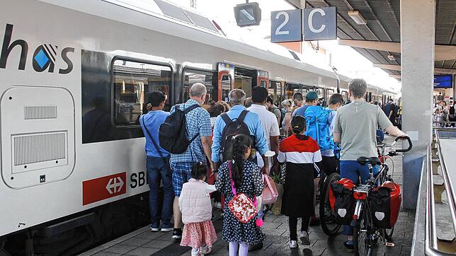 Mit Kind und Kegel zum Ausflugsziel: Schon in Singen stiegen ganze Familien in den Seehas.