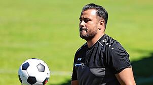 Trainer Ertan Tasdemirci und der VfR Stockach müssen sich dem starken FC Radolfzell 0:4 geschlagen geben.