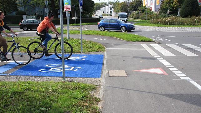 Fahrrad oder Auto? Ein Radschnellweg vom Häfler Stadtbahnhof zumindest bis zum Flughafen soll Pendlern eine attraktive Alternative bieten.