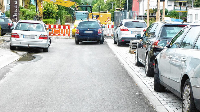 Die Verkehrsinsel auf der rechten Seite des Bildes ist eigentlich nicht zum Parken gedacht. Doch immer öfter wird sie als Parkplatz ...