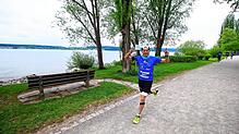 Der Stockacher Ultraläufer Benedikt Hoffmann, hier auf der Strecke des Überlinger Halbmarathons 2018, wird beim virtuellen Lauf am ...