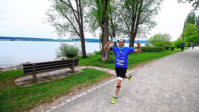 Der Stockacher Ultraläufer Benedikt Hoffmann, hier auf der Strecke des Überlinger Halbmarathons 2018, wird beim virtuellen Lauf am ...