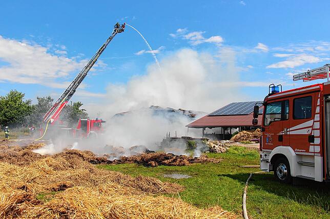 Bild 26: Großeinsatz für die Feuerwehren in Sumpfohren: Ein Gebäude des Hofs Bogenschütz brennt