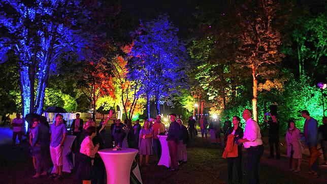 Schon am vergangenen Wochenende haben Peter Hübsch und Karin Seitz den Park zu einem Lichterpark verwandelt.