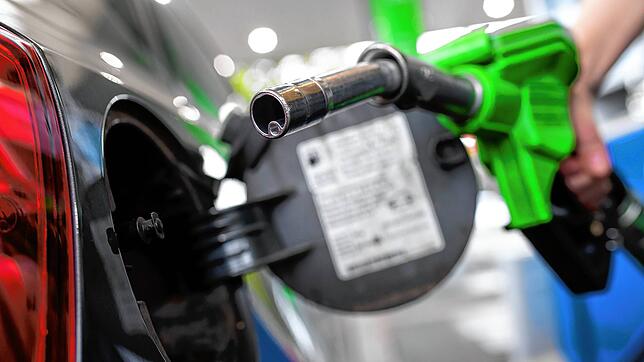 Wird es bald teurer an den Zapfsäulen der Schweiz? Ein Schweizer Verkehrs-Club fordert für den Klimaschutz: Benzin und Diesel müssen bis ...