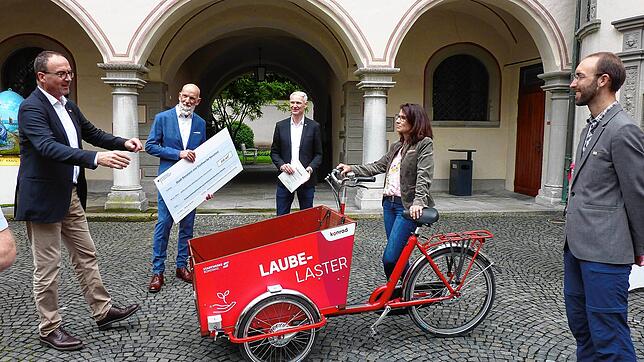 Rita Schwarzelühr-Sutter, hier mit Rad, überreichte den Förderscheck an Uli Burchardt, Norbert Reuter, Karl Langensteiner-Schönborn und ...