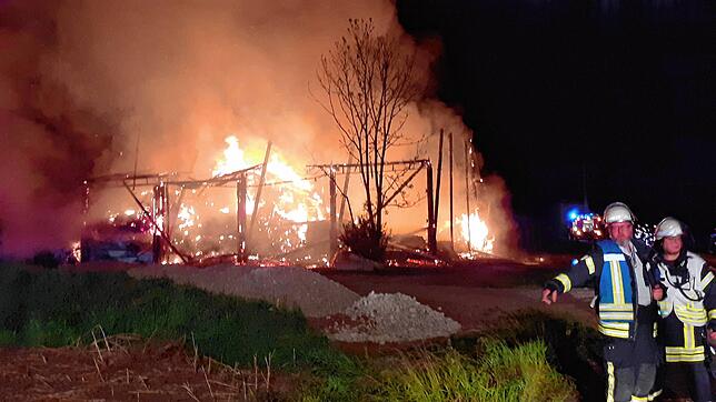 Die Feuerwehrleute waren im Einsatz, um den Brand zu löschen.