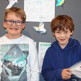 Moritz Lehnhart-Hüß (l.) und Philipp Reinke berichten auf der Internetseite der Schule über den Besuch von Andreas Jung.