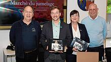 Pascal Barret, Bürgermeister Sebstian Stiegeler, Nicole Heilmeier und Martial Guenan (von links) nach dem Austausch der Gastgeschenke ...