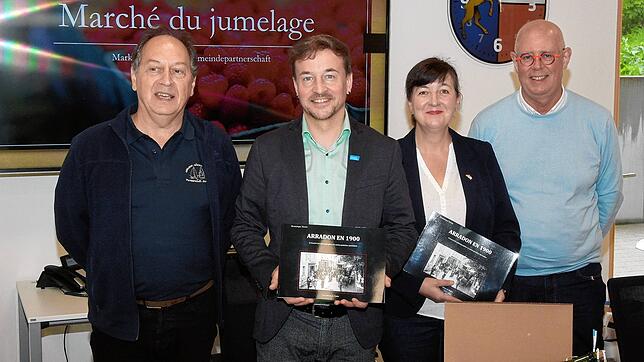 Pascal Barret, Bürgermeister Sebstian Stiegeler, Nicole Heilmeier und Martial Guenan (von links) nach dem Austausch der Gastgeschenke ...