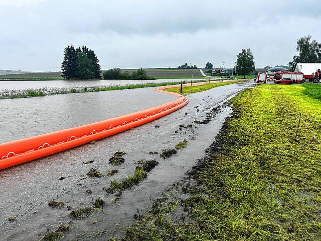 Im Bad Saulgauer Ortsteil Moosheim errichtete die Feuerwehr wegen des Hochwassers einen Damm.