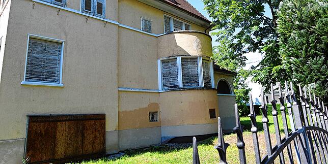 An den Fenstern sieht man es ganz deutlich: An der Villa nagt der Zahn der Zeit.